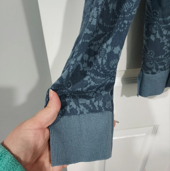 LOFT Outlet Blue Floral Design Long Sleeve Lightweight Sweater in Size XL - Picture 6 of 10